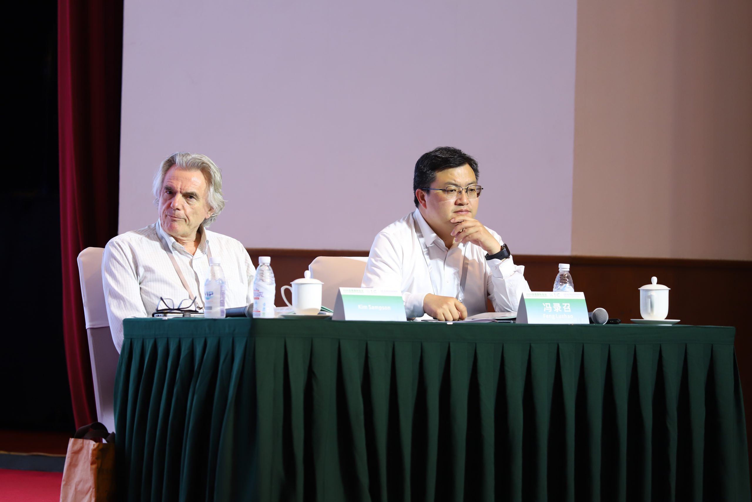 Kim Sampson and Feng Luzhao moderate Keynote Reports 2 Kim Sampson and Feng Luzhao moderate Keynote Reports 2